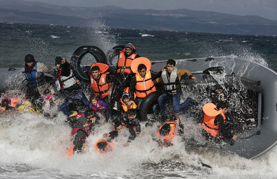 Os navios de cruzeiro americanos colidiram e afundaram na água. Quatro turistas desaparecidos não usavam coletes salva-vidas.